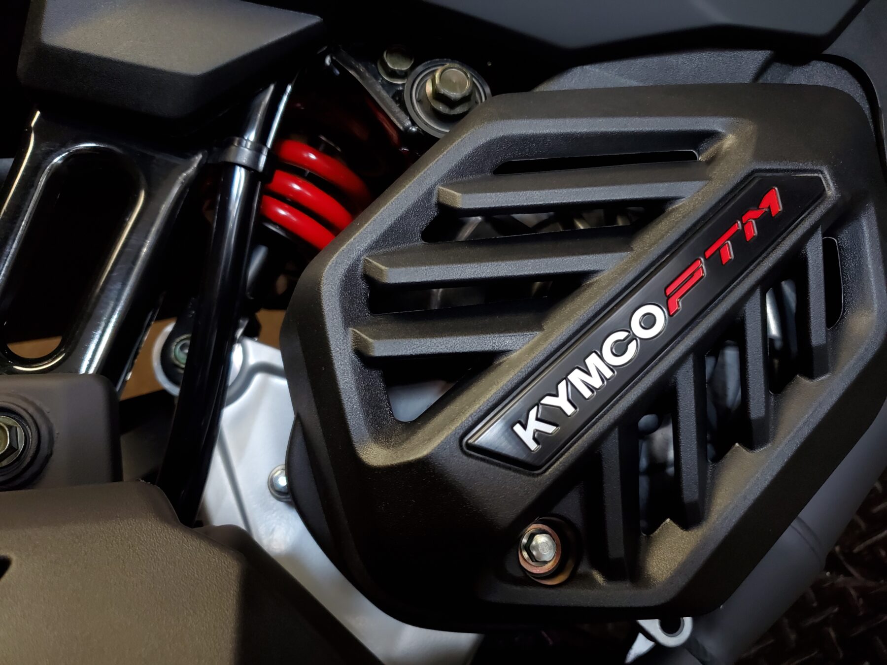 【180㏄】過激すぎるぜ！最強のスポーツ性能を持つスポーツスクーターKYMCO KRV180TCS！｜バイク・自転車の購入修理ならハヤサカサイクル