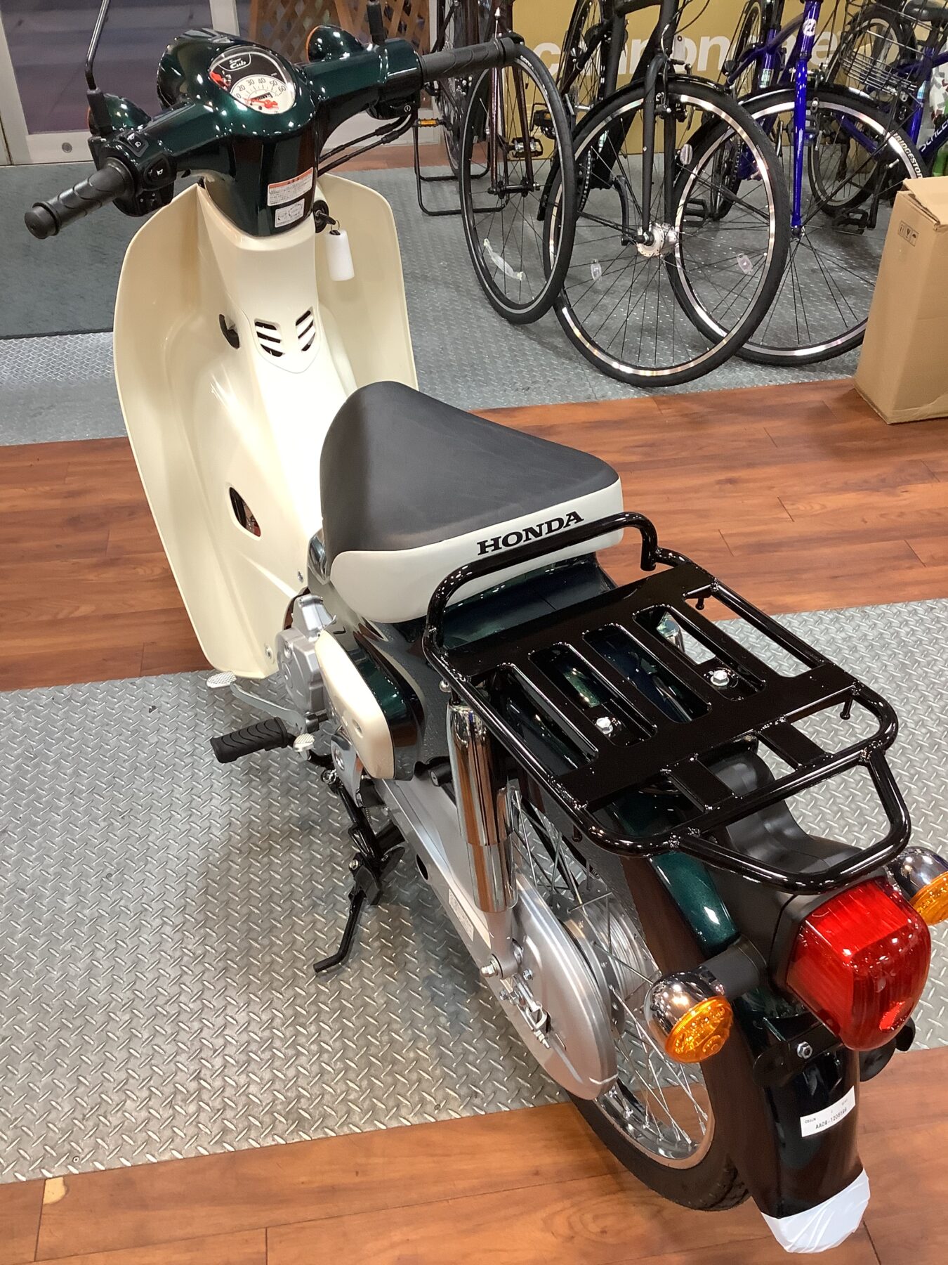 在庫あります！【HONDA スーパーカブ 50】（タスマニアグリーンメタリック）入荷！｜バイク・自転車の購入修理ならハヤサカサイクル