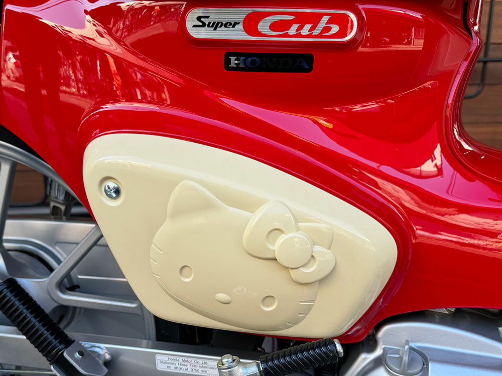 Super Cub 110_HELLO_KITTY｜サイドカバー