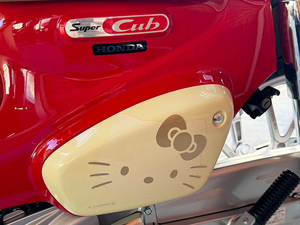 Super Cub 110_HELLO_KITTY｜サイドカバー